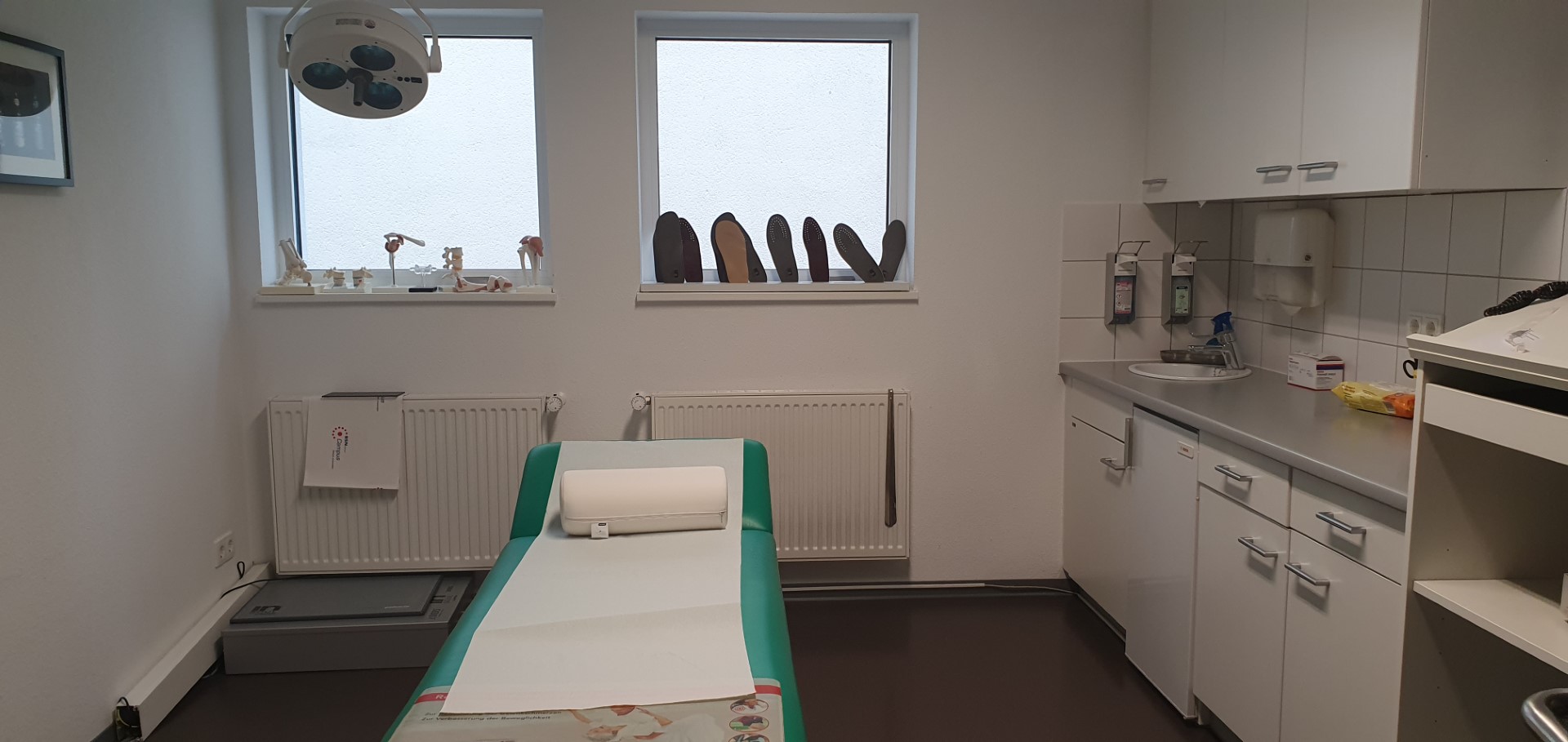Moderner Behandlungsraum in der Praxis Kusel